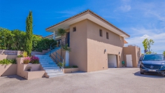 Lovely and perfectly maintained modern villa overlooking the vineyards