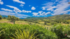 Lovely and perfectly maintained modern villa overlooking the vineyards