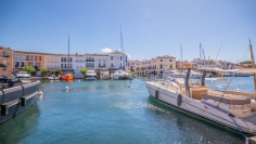 Fully  renovated townhouse in Port Grimaud with 16m private boat mooring