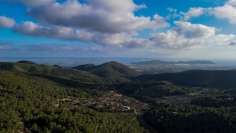 Authentiek en zelfvoorzienende finca met verhuurvergunning op unieke locatie in Ibiza