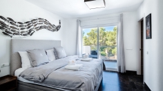 Ruime moderne villa met zeezicht en verhuurvergunning in Cala Vadella