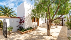 Super charmante en instapklare Ibiza stijl villa dichtbij de mooiste stranden van de Westkust