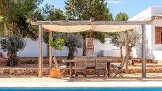 Super charmante en instapklare Ibiza stijl villa dichtbij de mooiste stranden van de Westkust