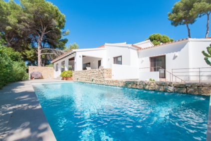 Fully Renovated Ibiza-Style Villa in the Heart of Moraira -walking distance to amenities and beach!