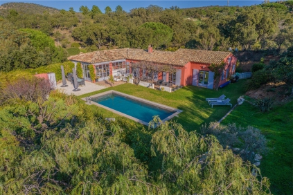 Attractive Provencal villa full of charm with guest house in secure private estate