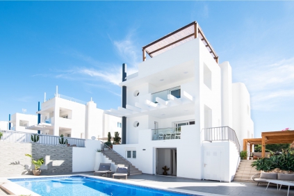 Ruime moderne villa met zeezicht en verhuurvergunning in Cala Vadella