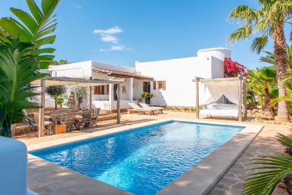 Super charmante en instapklare Ibiza stijl villa dichtbij de mooiste stranden van de Westkust