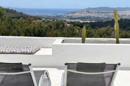 Luxe en groot townhouse met schitterend zeezicht in veilige urbanisatie bij Ibiza stad