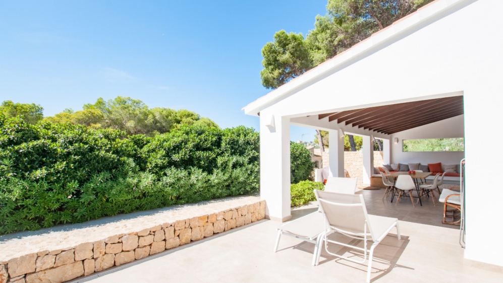 Fully Renovated Ibiza-Style Villa in the Heart of Moraira -walking distance to amenities and beach!