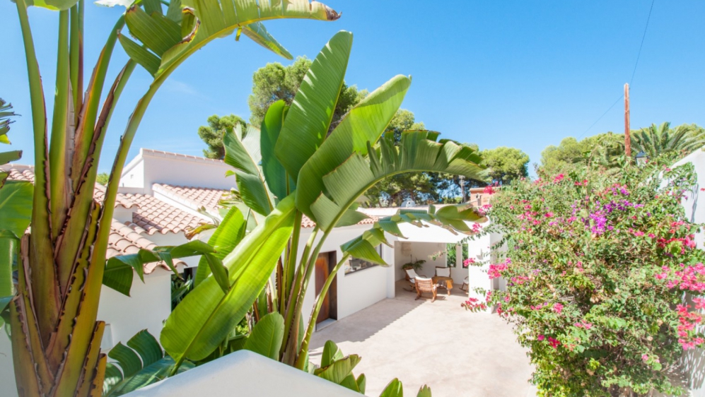 Fully Renovated Ibiza-Style Villa in the Heart of Moraira -walking distance to amenities and beach!