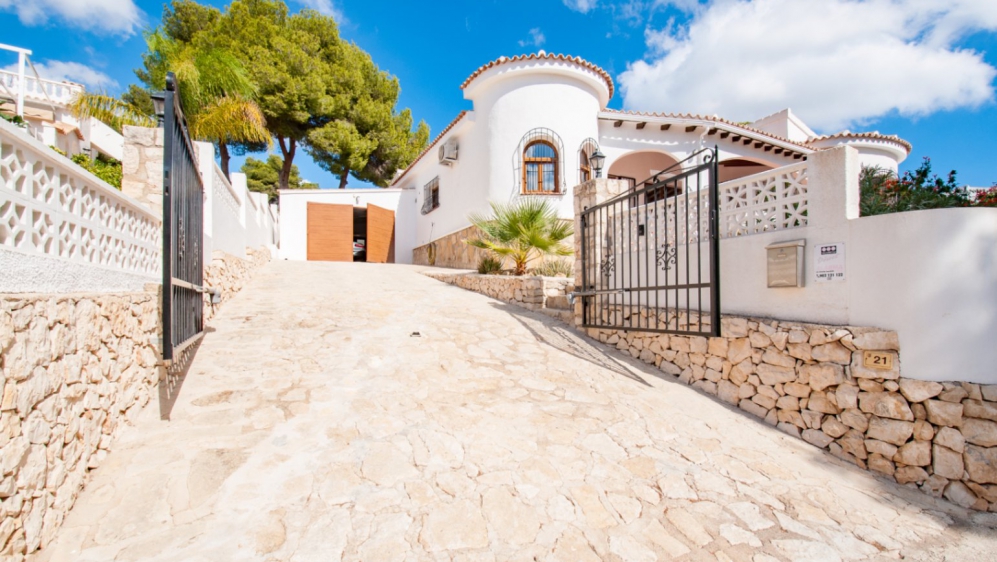 Luxury Mediterranean villa in a prime Moraira location at an exceptional Price!