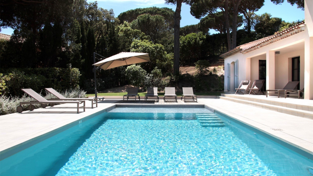 Exclusive modern Provençal villa with beautiful sea views in secure domain