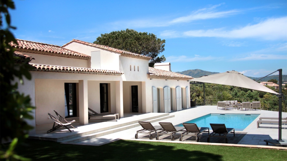 Exclusive modern Provençal villa with beautiful sea views in secure domain