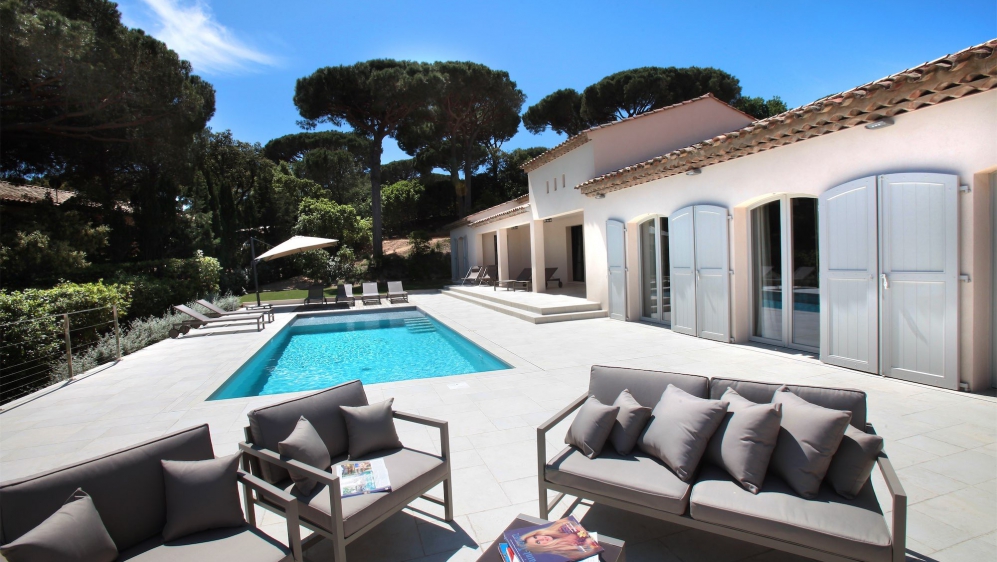 Exclusive modern Provençal villa with beautiful sea views in secure domain