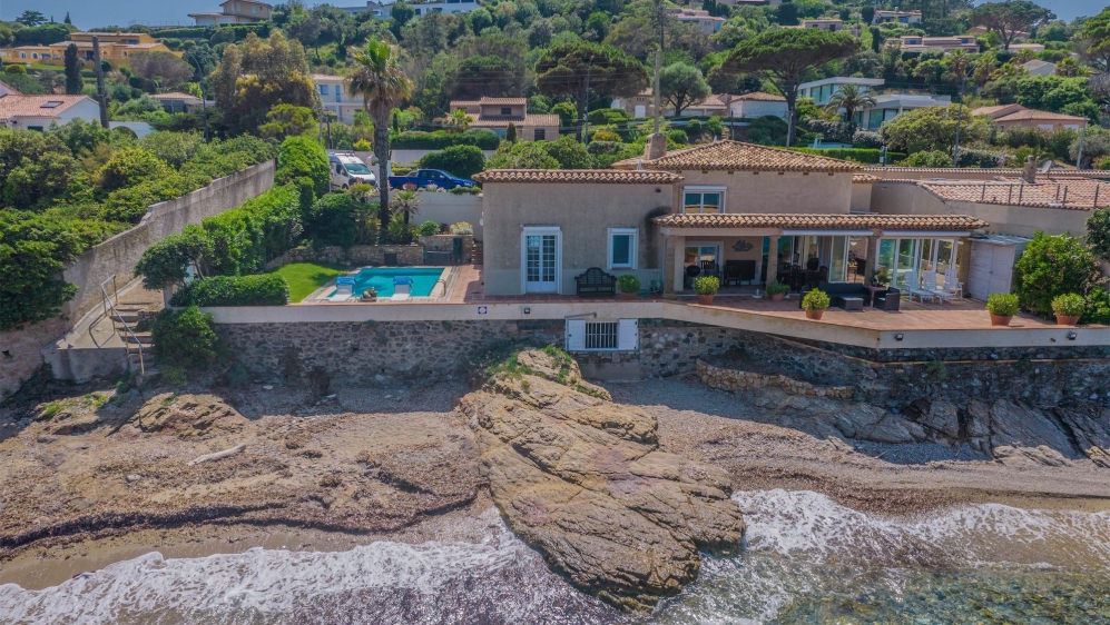 Unique waterfront villa with direct sea access – A rare opportunity on the Gulf of Saint-Tropez