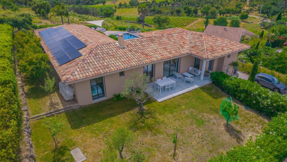 Lovely and perfectly maintained modern villa overlooking the vineyards