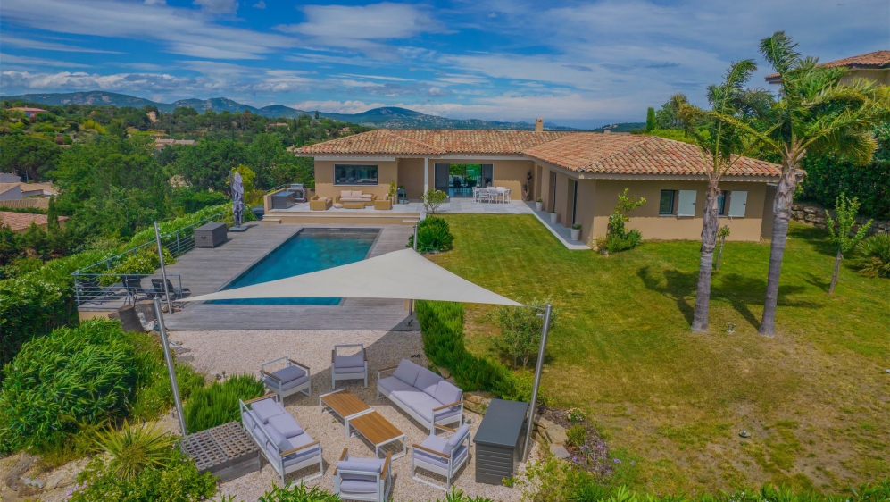 Lovely and perfectly maintained modern villa overlooking the vineyards