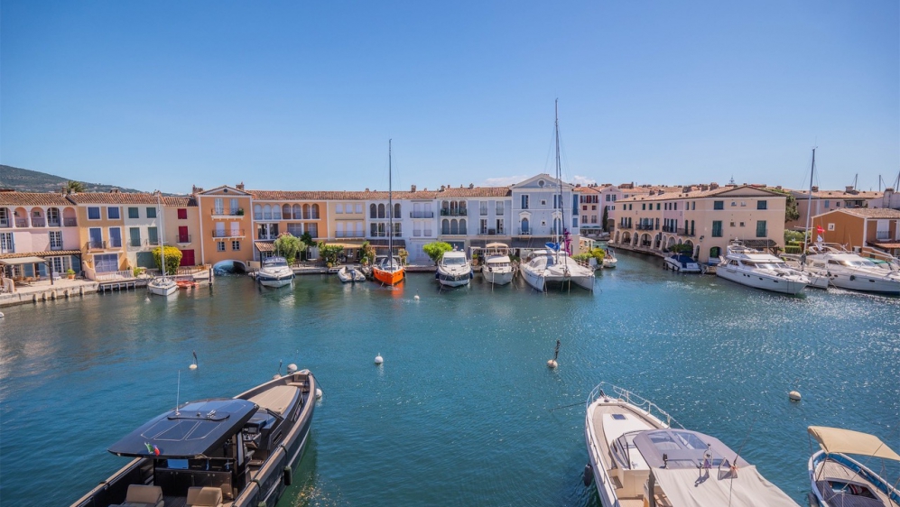 Fully  renovated townhouse in Port Grimaud with 16m private boat mooring