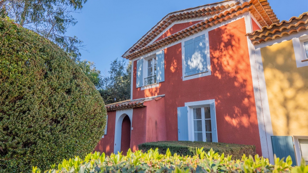 Sfeervol Provençaals huis in een veilig domein nabij het strand voor interessante prijs!