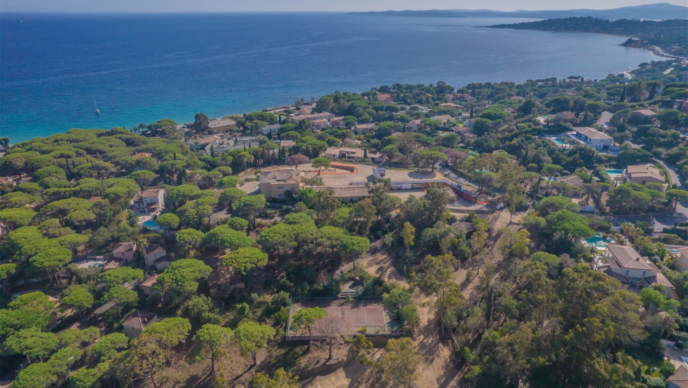 Buitenkans: Luxe nieuw zeezicht appartement met grote tuin en privé zwembad - dichtbij strand!