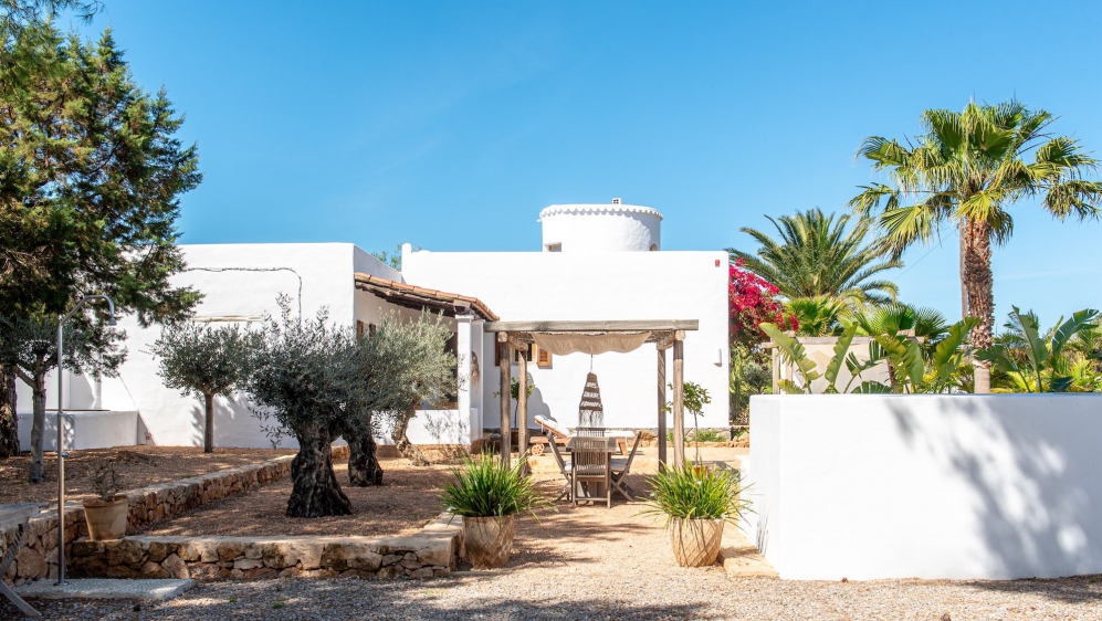 Super charmante en instapklare Ibiza stijl villa dichtbij de mooiste stranden van de Westkust