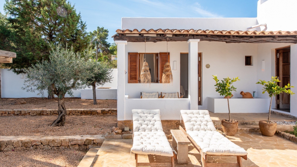 Super charmante en instapklare Ibiza stijl villa dichtbij de mooiste stranden van de Westkust