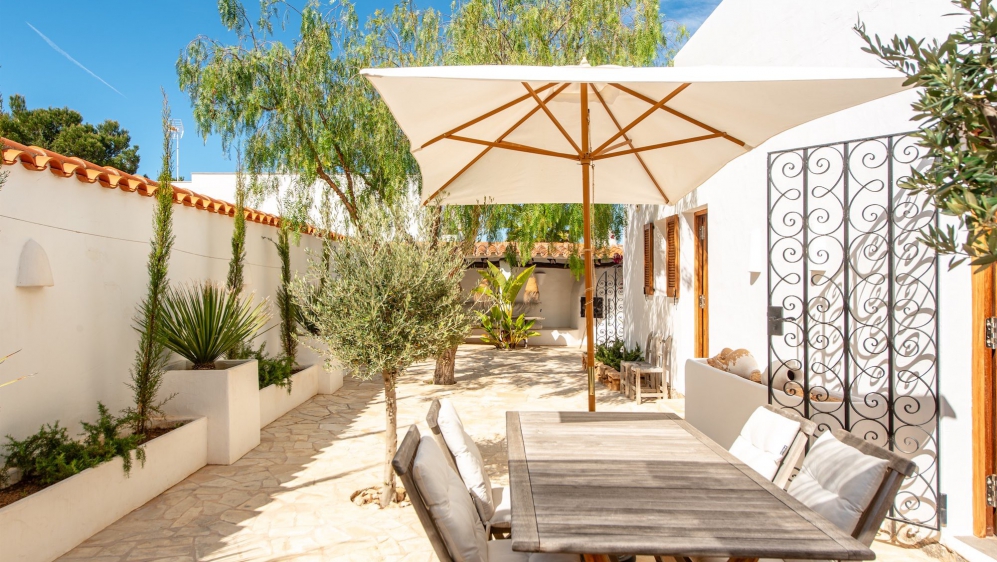 Super charmante en instapklare Ibiza stijl villa dichtbij de mooiste stranden van de Westkust