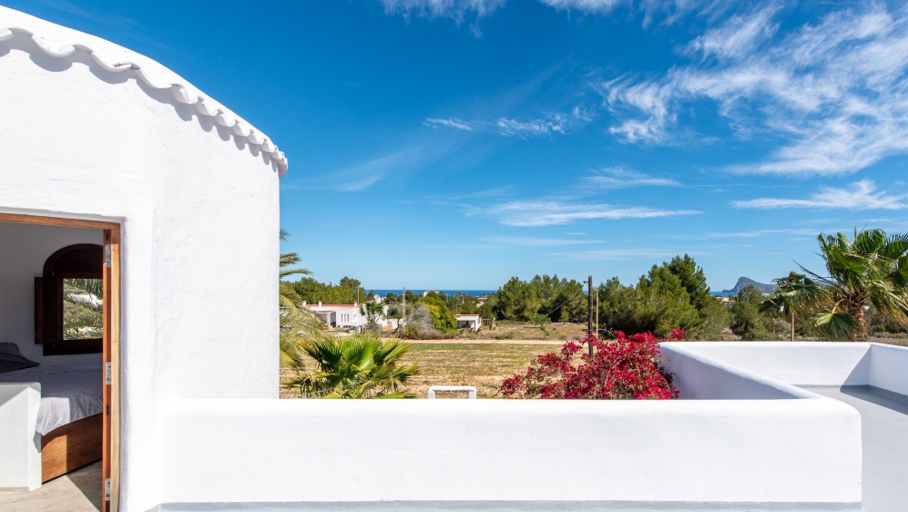 Super charmante en instapklare Ibiza stijl villa dichtbij de mooiste stranden van de Westkust