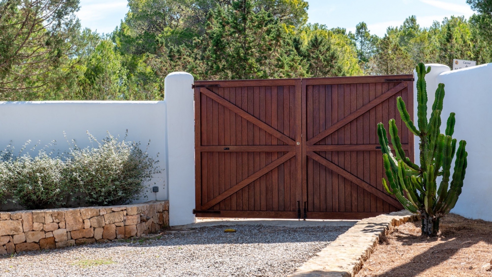 Super charmante en instapklare Ibiza stijl villa dichtbij de mooiste stranden van de Westkust