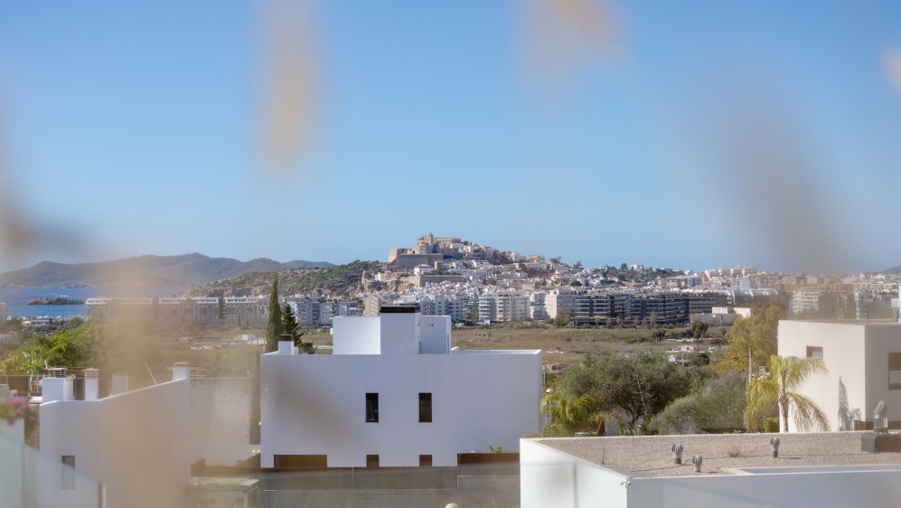 Topkwaliteit gloednieuw penthouse met dakterras en zeezicht in Talamanca